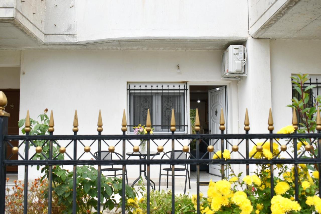 Petit House Under The Rocks Apartment Kalambaka Bagian luar foto