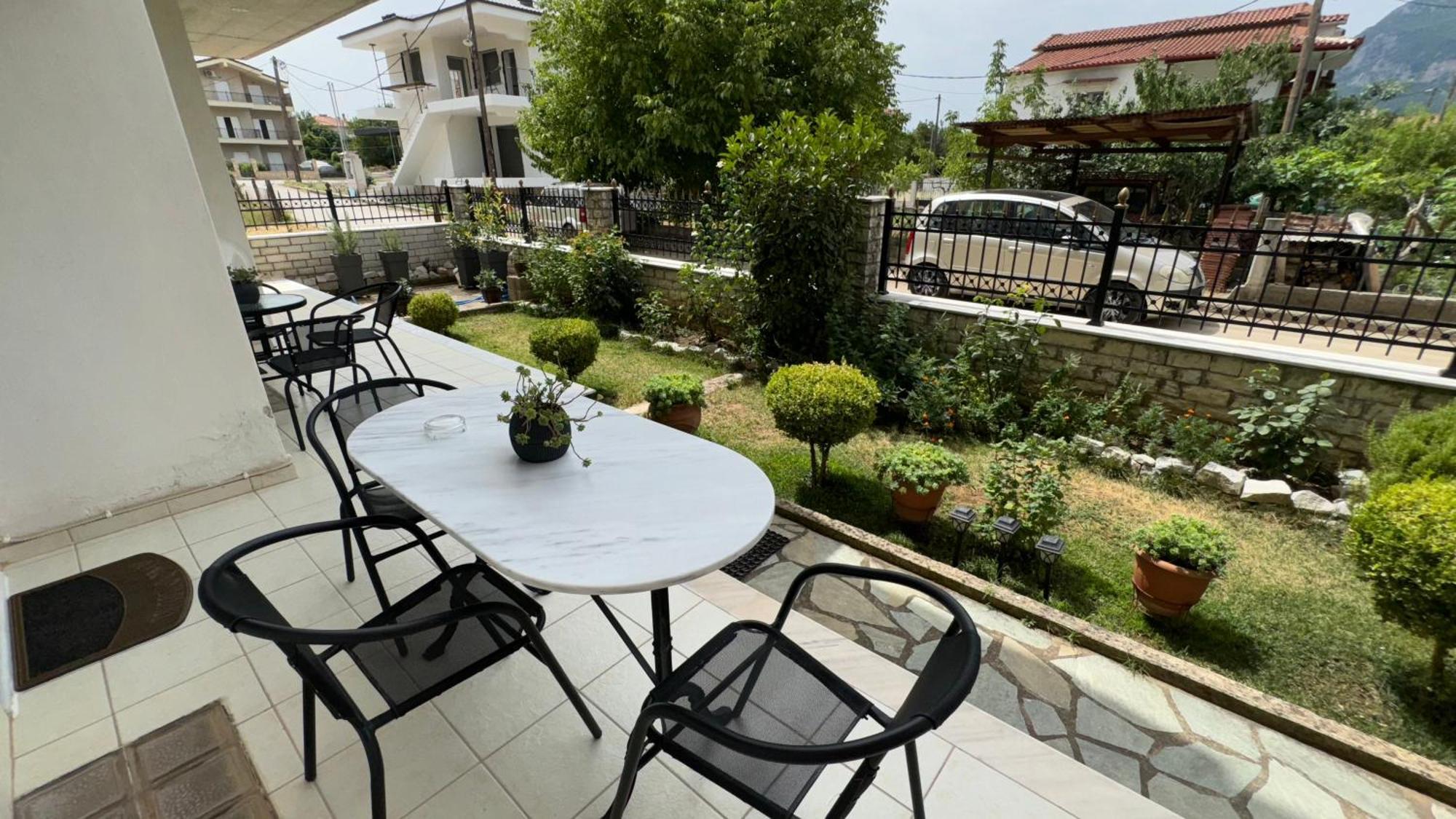 Petit House Under The Rocks Apartment Kalambaka Bagian luar foto