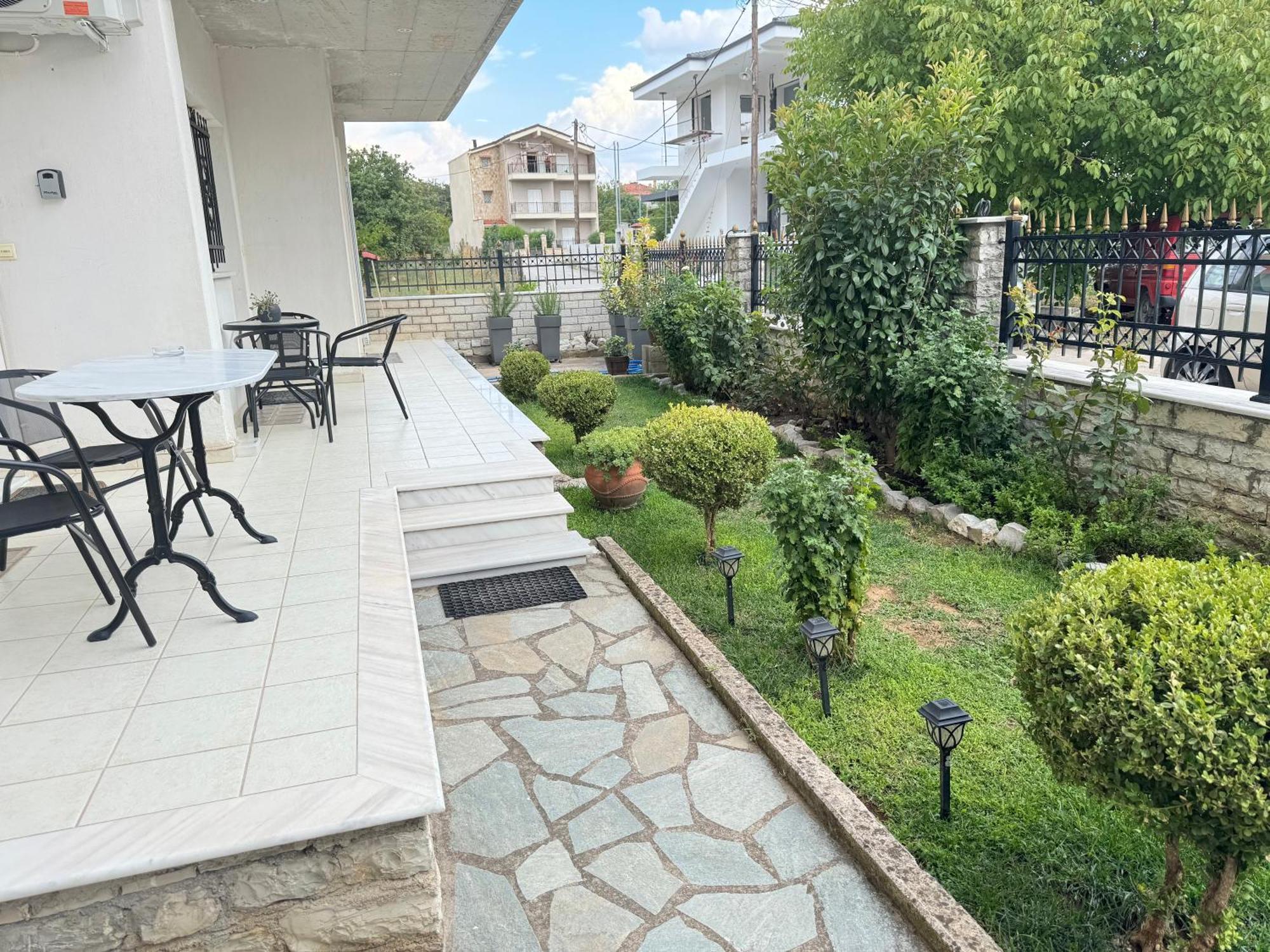 Petit House Under The Rocks Apartment Kalambaka Bagian luar foto
