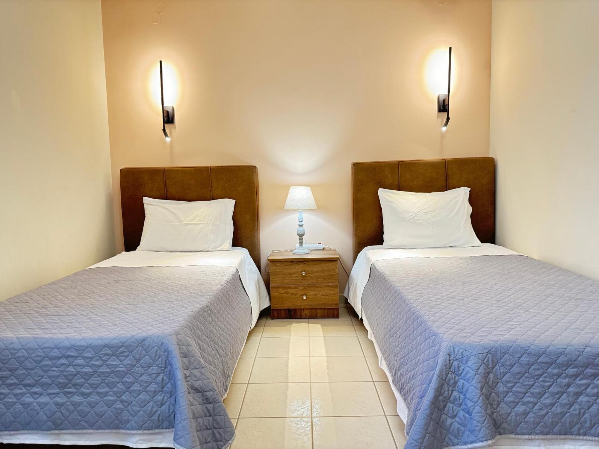 Petit House Under The Rocks Apartment Kalambaka Bagian luar foto